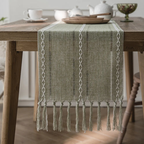 Chemin de table brodé bohème avec pompons tissés
