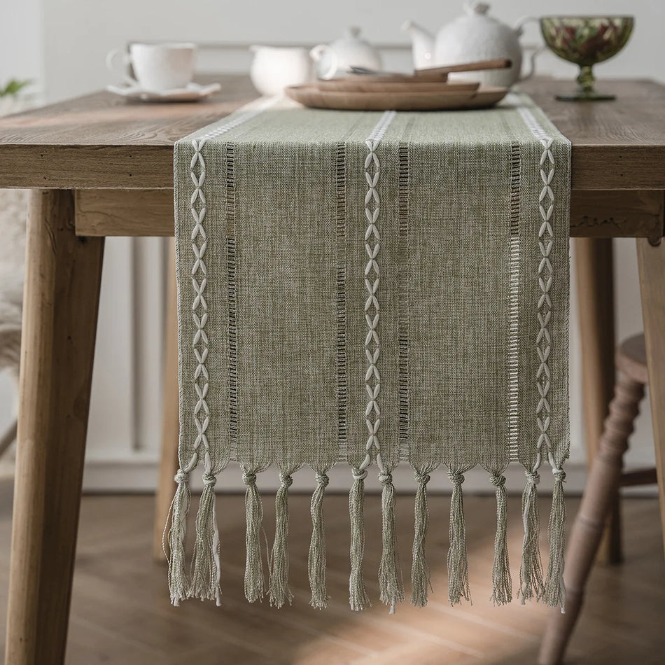 Chemin de table brodé bohème avec pompons tissés