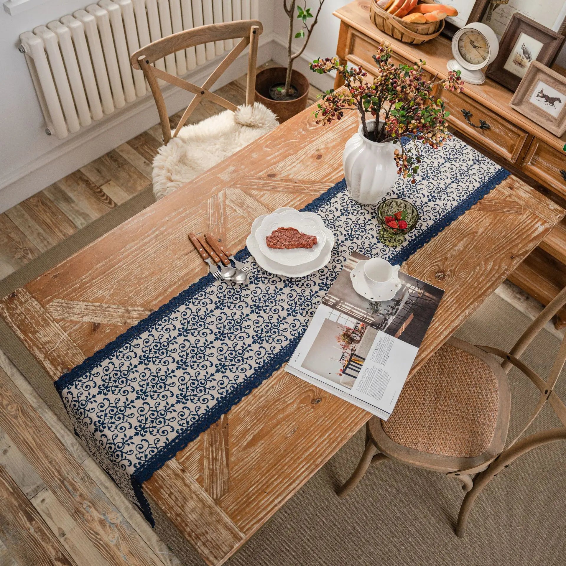 Chemin de table bleu marine dentelle porcelaine campagne - vue 2 sur 5