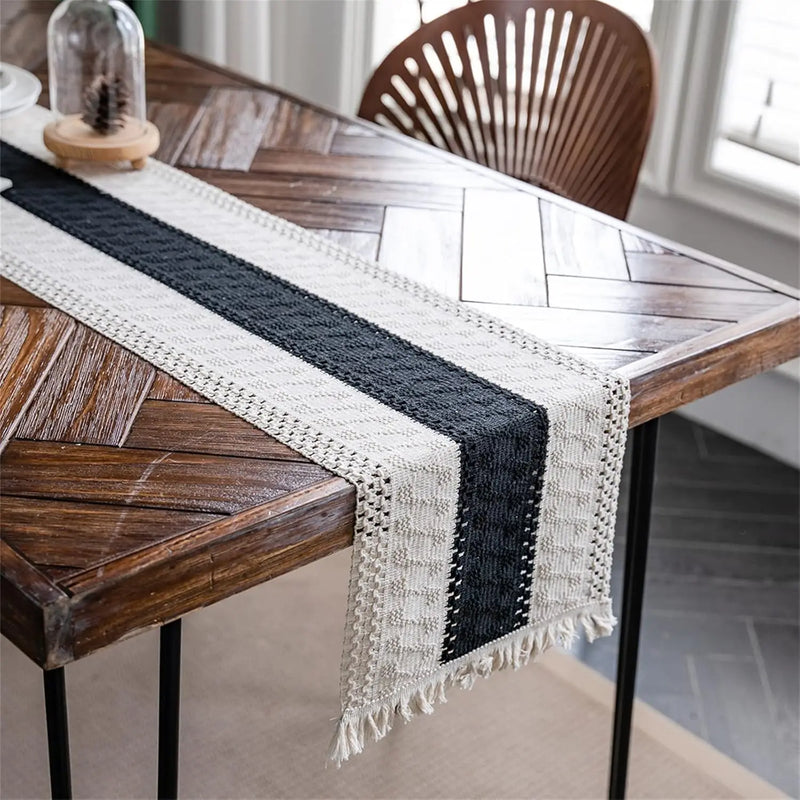 Chemin de table bohème beige motifs géométriques pompons