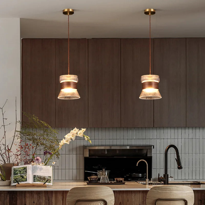 suspension moderne en verre avec détails en bois et cuivre