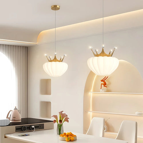 lampes suspendues couronne dorée décor intérieur nuage blanc salon salle manger restaurant