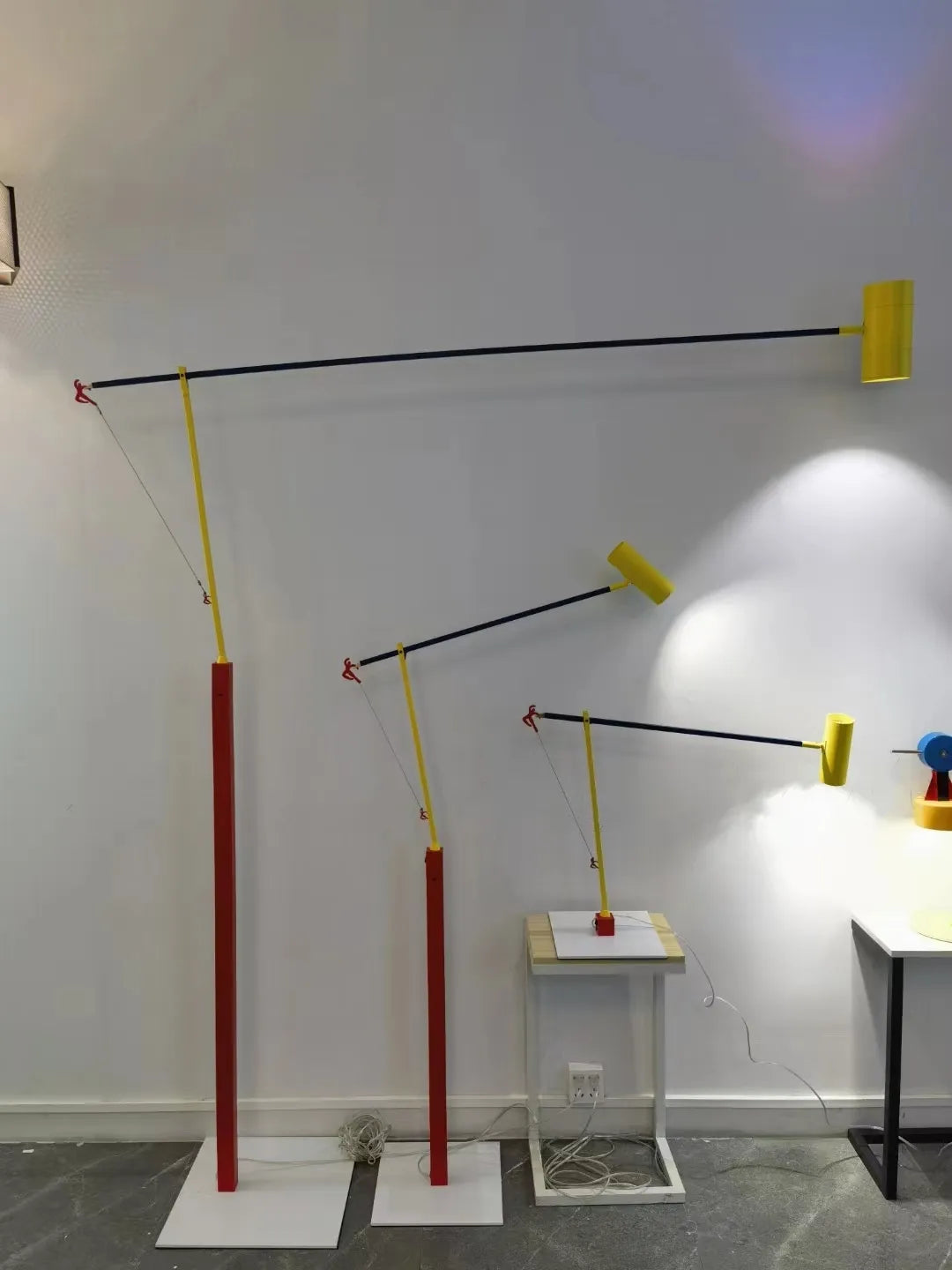 Lampadaire ajustable coloré ludique - vue 7 sur 8
