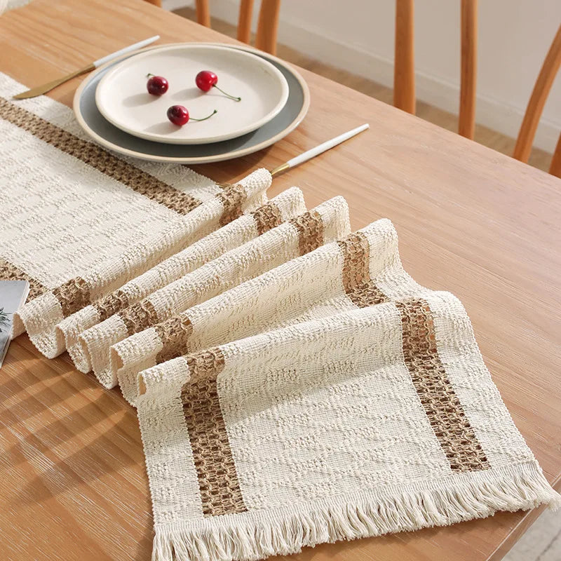 Chemin de table bohème géométrique beige avec pompons - vue 7 sur 7