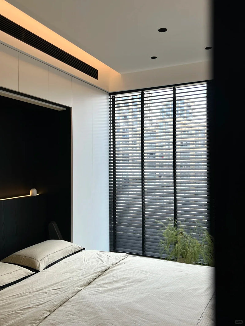 Store vénitien bois massif motorisé smart sur mesure