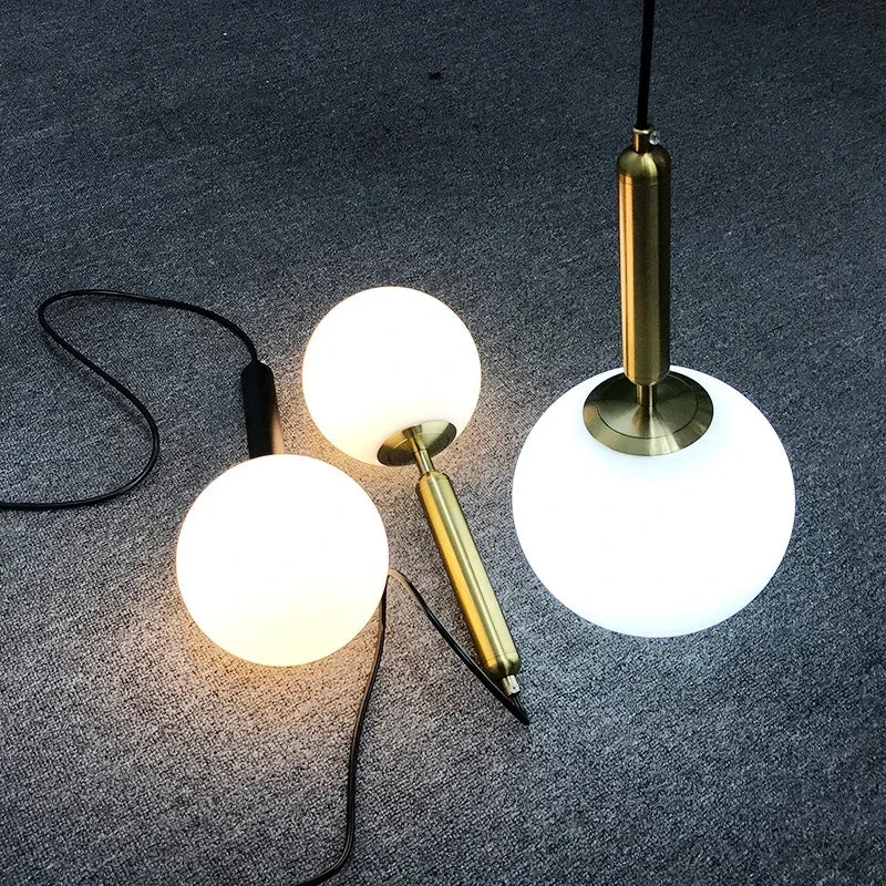 suspension luxueuse avec abat-jour en boule dorée