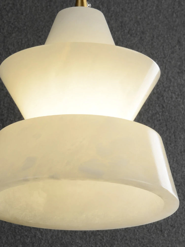 suspension en marbre et cuivre design minimaliste pour intérieur moderne
