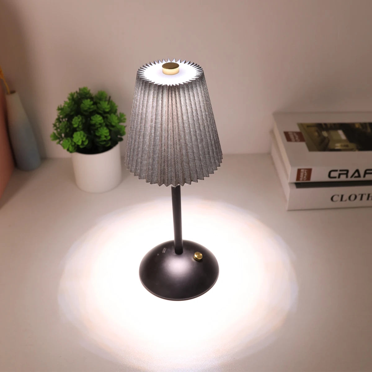 LED Nordic pleated desk lamp charging touch adjustable night light, bedroom sleep light, bar coffee shop decorative light - vue 8 sur 9