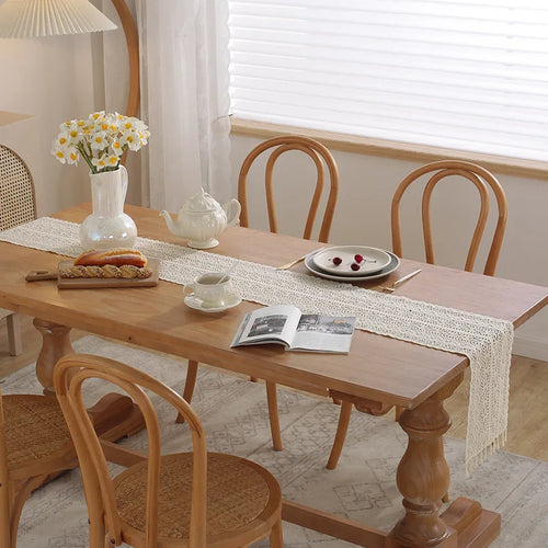 Chemin de table dentelle crochetée beige vintage pompons