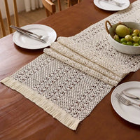 Chemin de table bohème nordique tissé pompons artisanaux