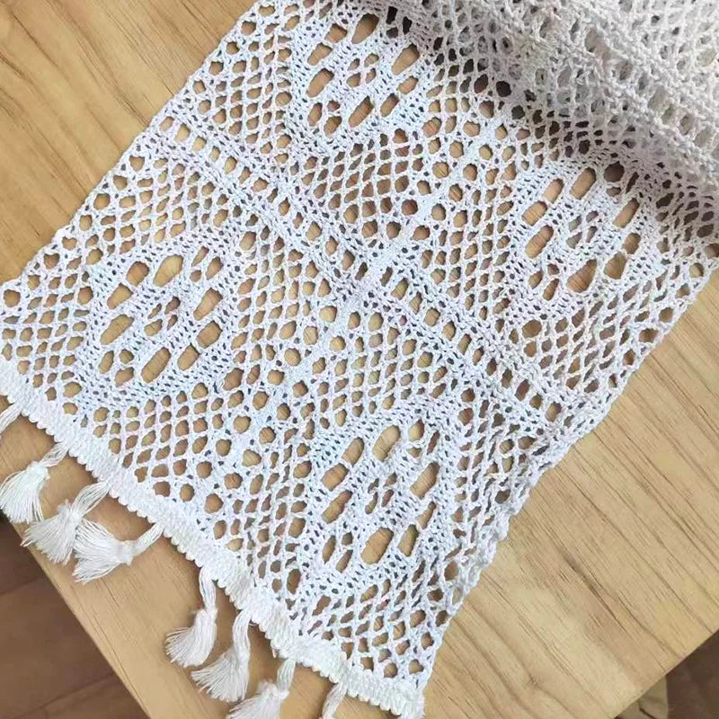Chemin de table dentelle crochet style vintage pompons - vue 11 sur 12