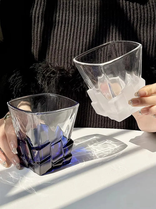 Verre artistique texturé style espace luxe pour whisky