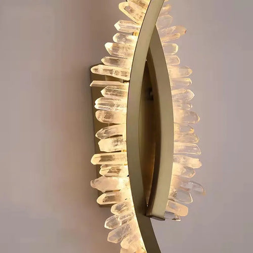 applique murale en cristal naturel et métal doré design stylisé - vue 6 sur 8