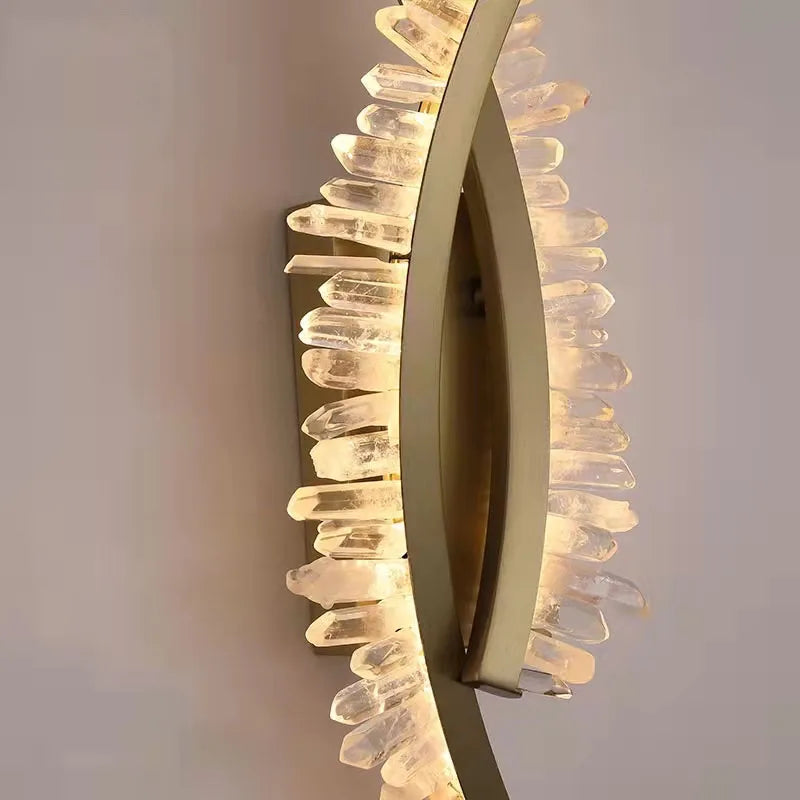 applique murale en cristal naturel et métal doré design stylisé - vue 5 sur 8