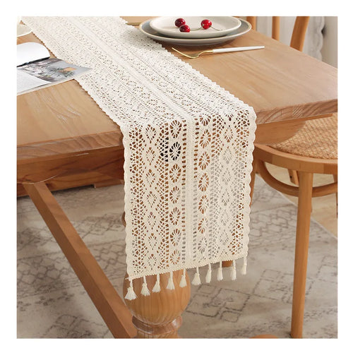 Chemin de table dentelle crochetée beige vintage pompons