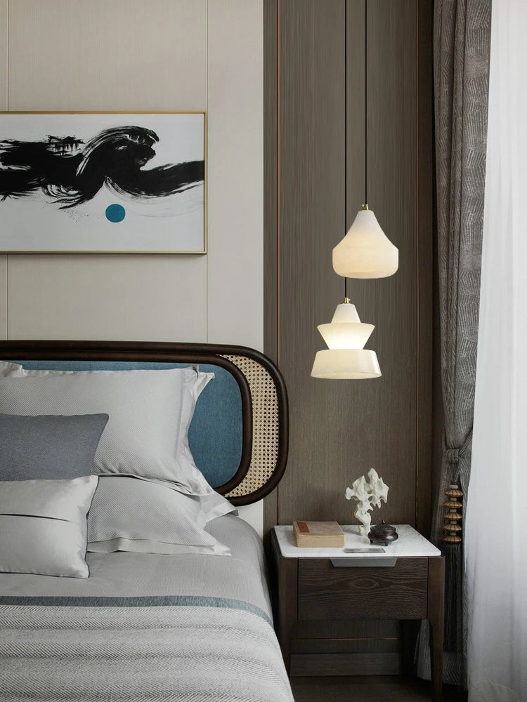 suspension en marbre et cuivre design minimaliste pour intérieur moderne