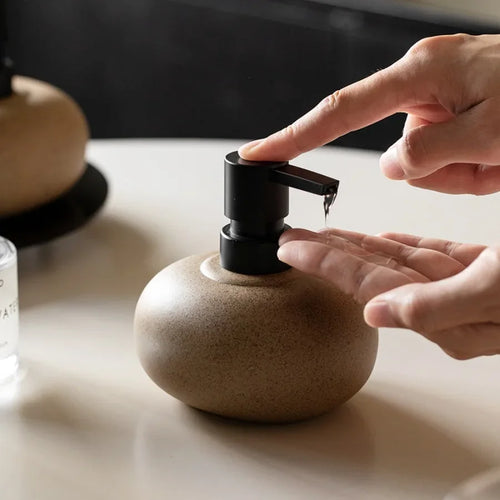 bouteille en céramique pour lotion et savon décorative - vue 4 sur 6
