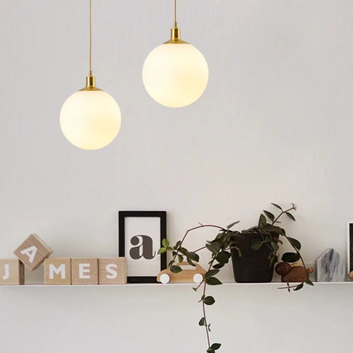 suspension minimaliste en laiton avec orbe de verre laiteux