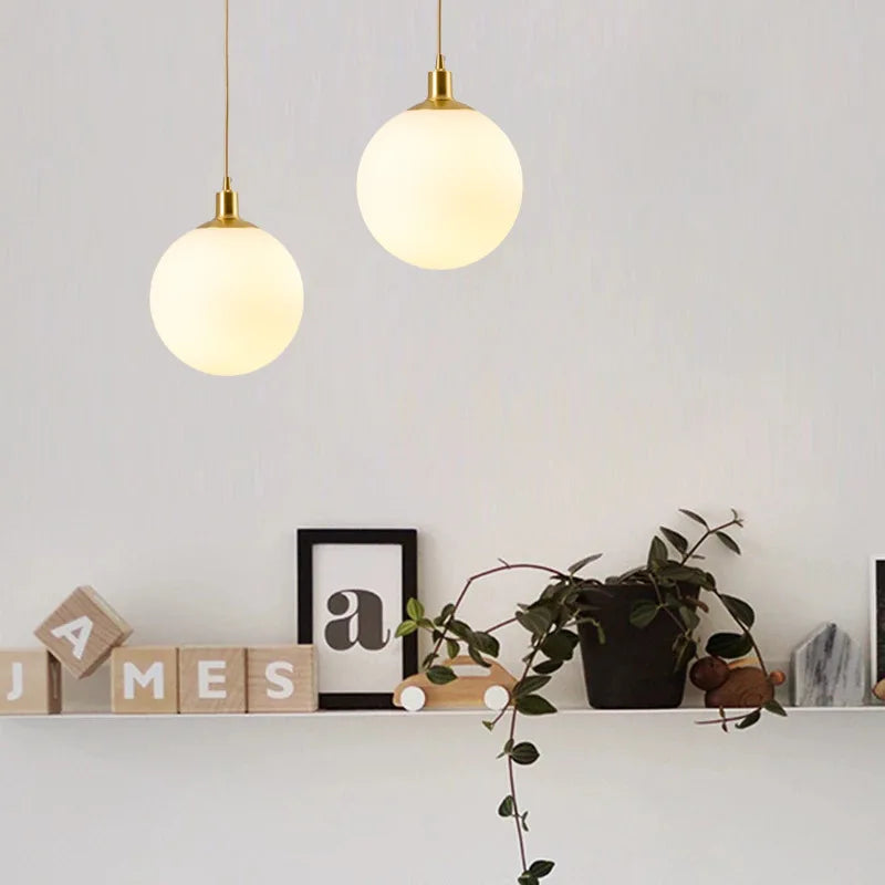suspension minimaliste en laiton avec orbe de verre laiteux - vue 5 sur 9