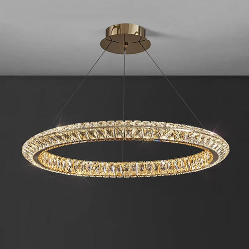 lustre en cristal doré design moderne pour intérieur élégant