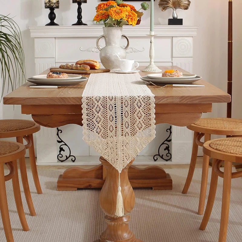 Chemin de table dentelle crochet boheme beige pompons