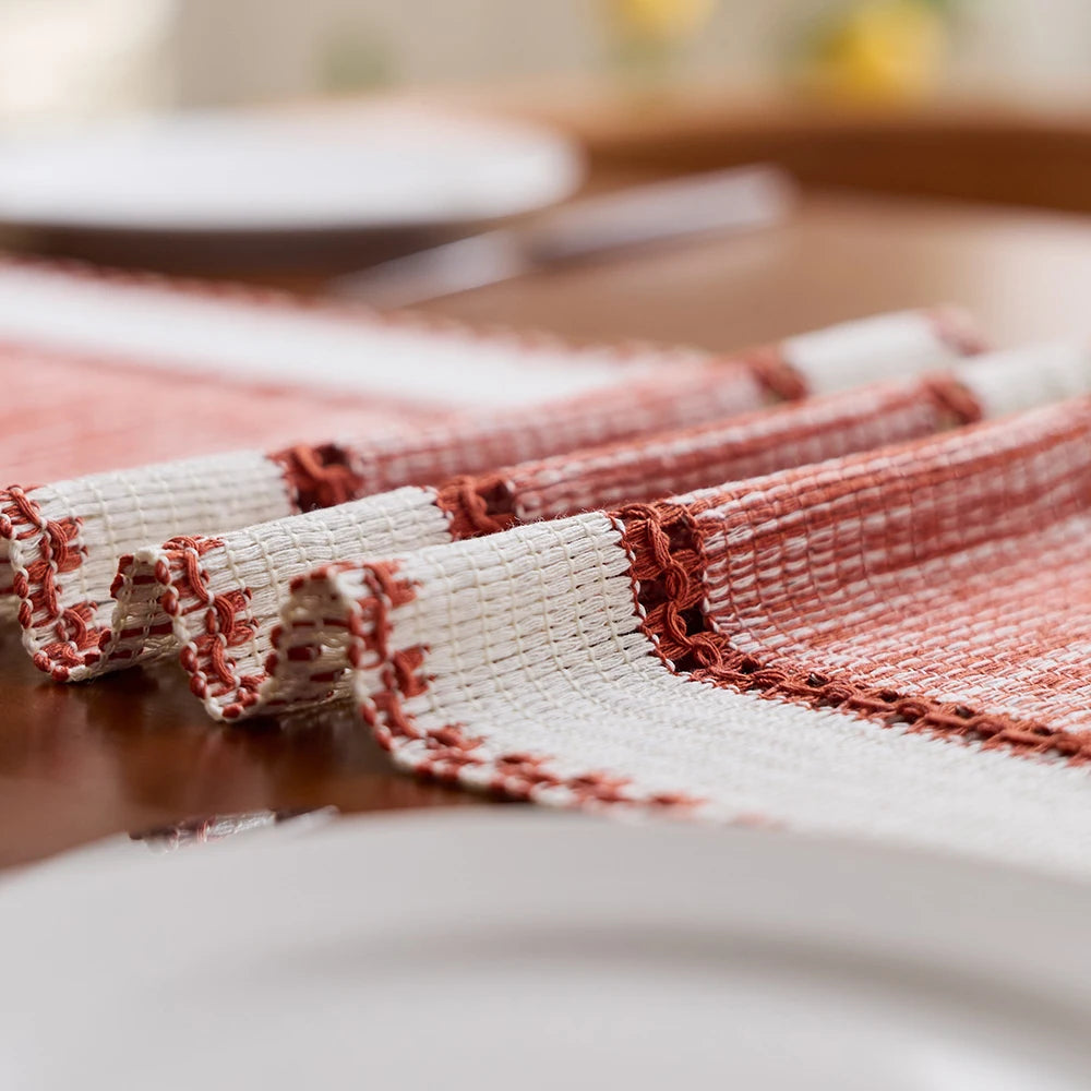Chemin de table bohème tissé rayures rouges pompons - vue 6 sur 7