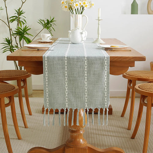 Chemin de table brodé bohème avec pompons tissés
