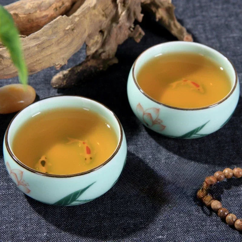 tasse à thé céladon peinte à la main avec lotus et carpe - vue 5 sur 9