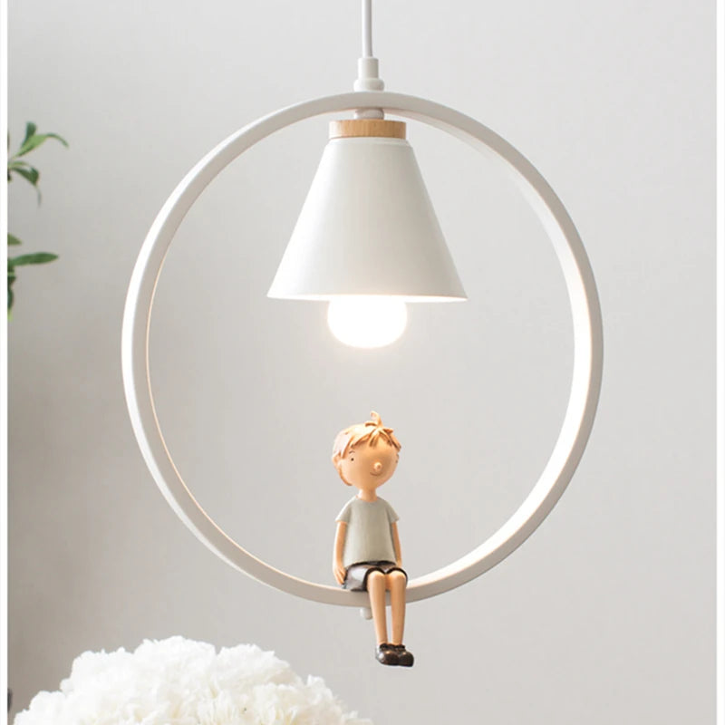 suspension moderne en résine avec décoration de poupée