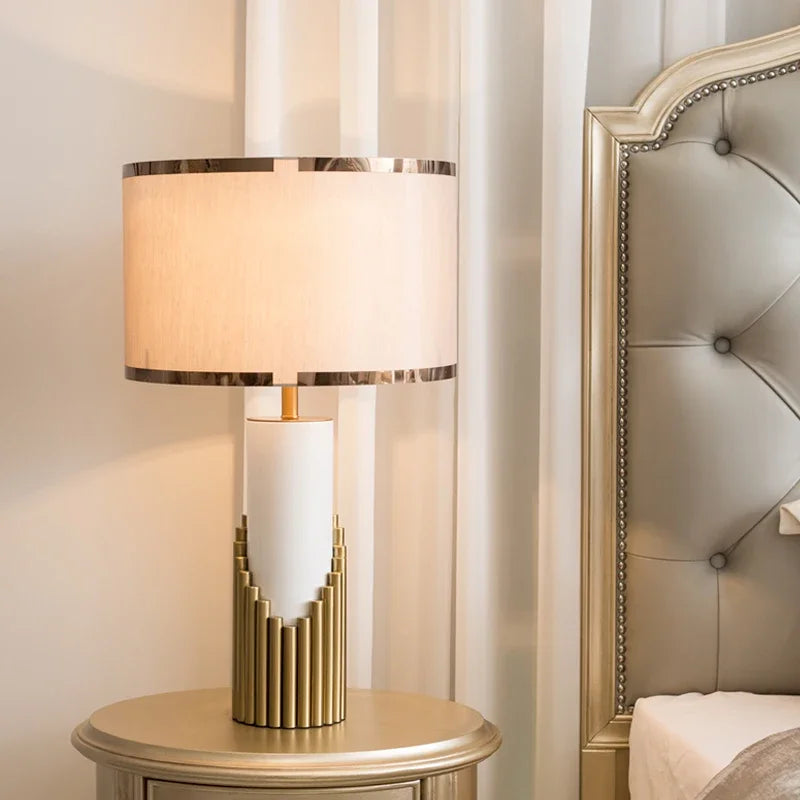 lampe à poser nordique moderne avec pied en marbre et abat-jour tissu - vue 3 sur 7