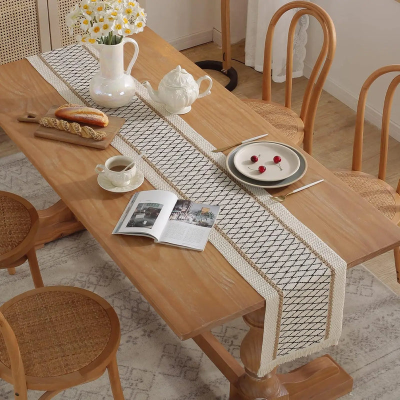 Chemin de table boheme beige motifs geometriques pompons