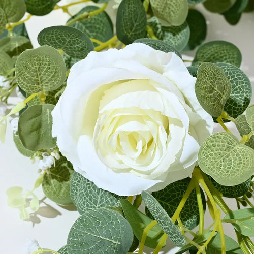 fleurs artificielles roses et plantes vertes pour décoration intérieure