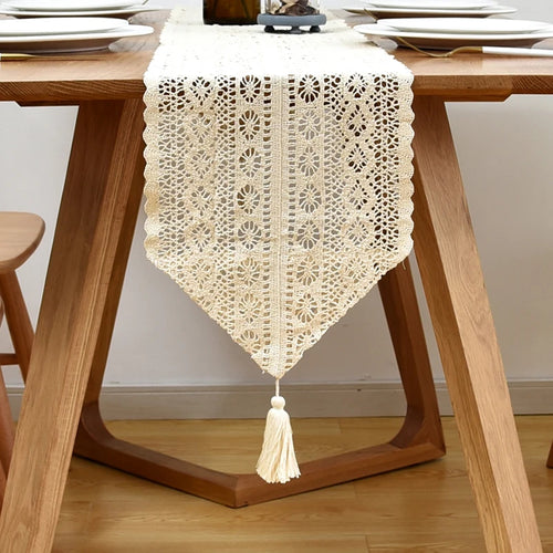 Chemin de table dentelle crochetée beige vintage pompons