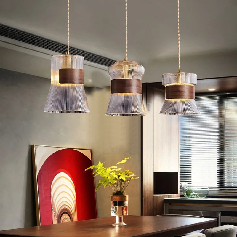 Suspension moderne en verre transparent avec détails en bois et cuivre