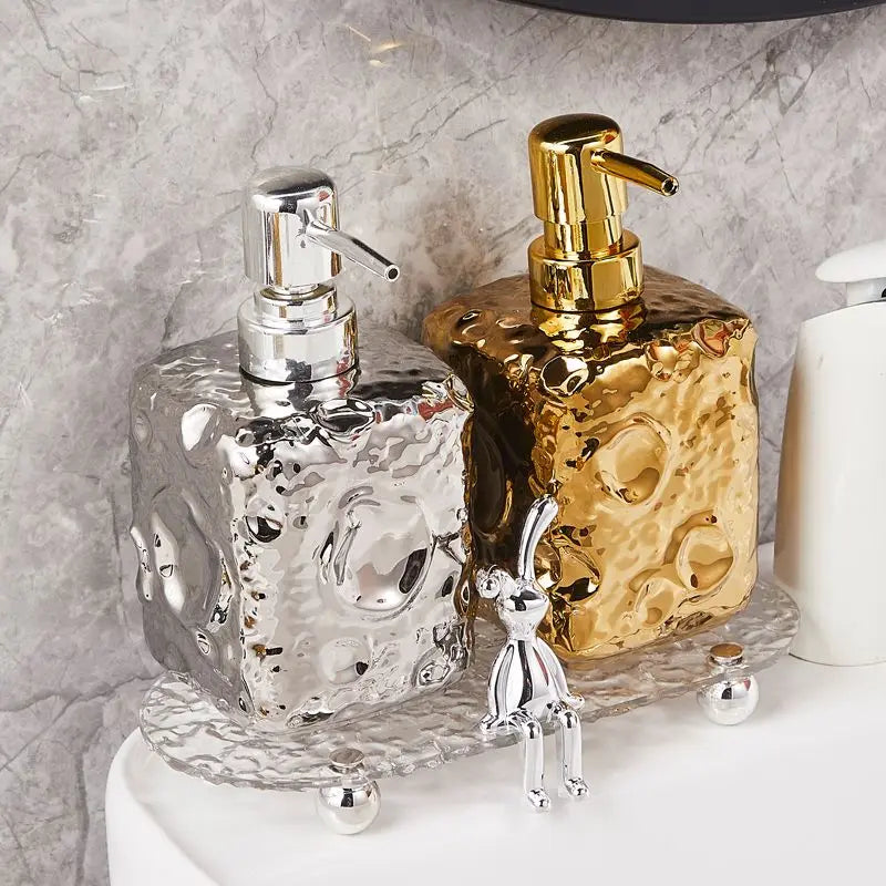 bouteille en céramique dorée décor lune pour lotion - vue 2 sur 11