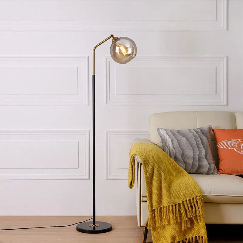 Lampe LED sur pied en verre au design nordique moderne