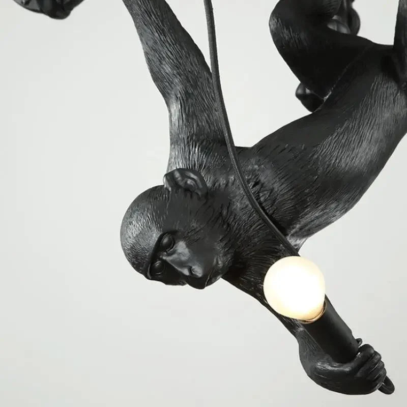 plafonnier led suspendu en résine avec singe grimpant design animal créatif nordique - vue 6 sur 7