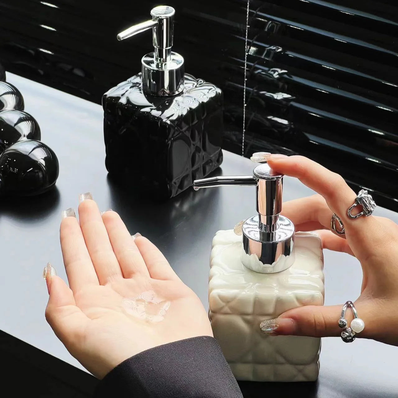 distributeur de shampoing luxe rechargeable pour salle de bain - vue 3 sur 6