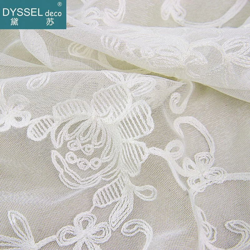 Voilage brodé fleurs festonné style classique romantique fenêtre