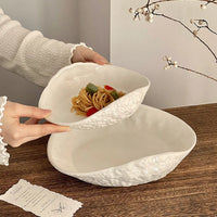 Assiette céramique texturée forme irrégulière ondulée style artisanal