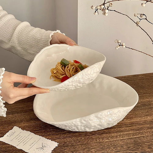 Assiette céramique texturée forme irrégulière ondulée style artisanal