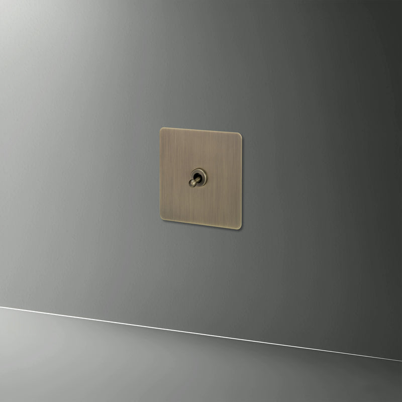 Prise électrique en acier gris brossé bords arrondis