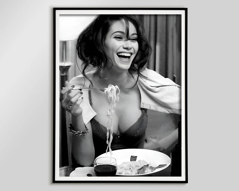 affiche artistique femmes buvant vin et mangeant spaghettis décor mural