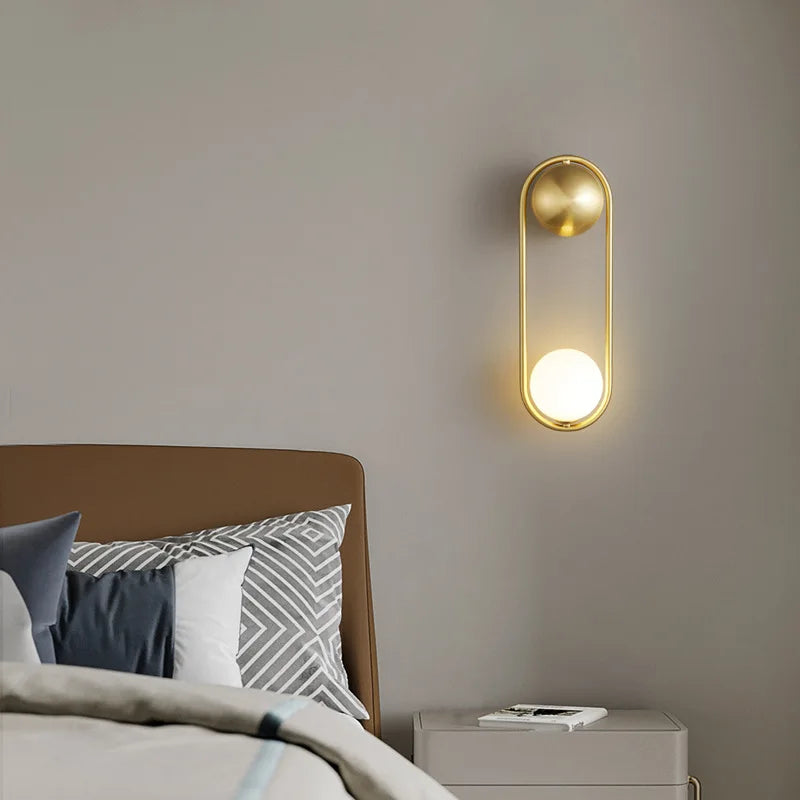 applique murale en laiton avec ampoule en verre blanc pour tous espaces - vue 4 sur 8