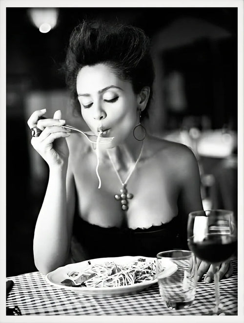 femmes buvant du vin et mangeant des spaghettis affiche décorative