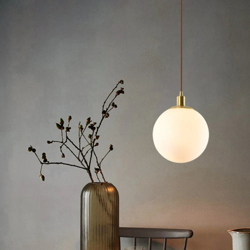 suspension minimaliste en laiton avec orbe de verre laiteux