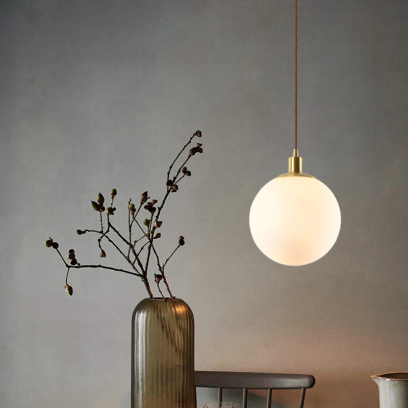 suspension minimaliste en laiton avec orbe de verre laiteux