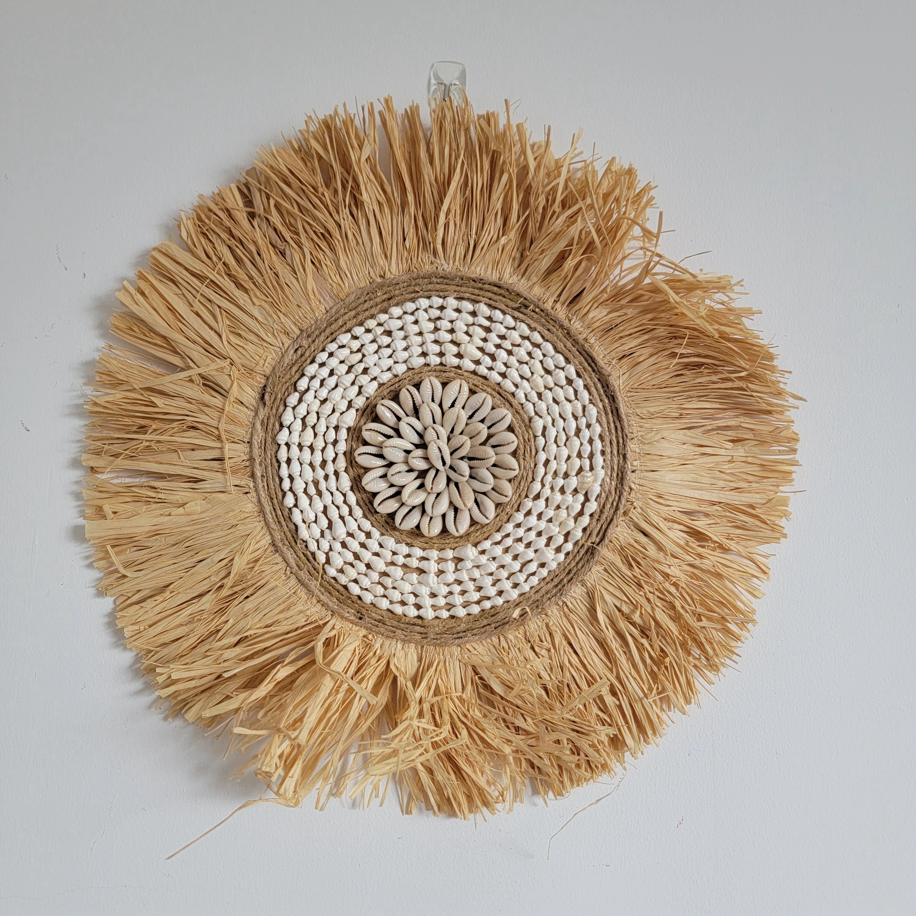 miroir décoratif en raphia et coquillages pour intérieur