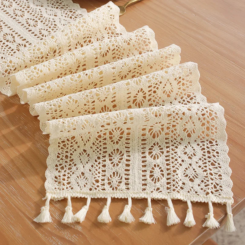 Chemin de table beige vintage dentelle crochet pompons