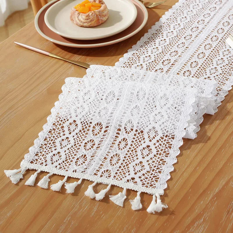 Chemin de table beige vintage dentelle crochet pompons
